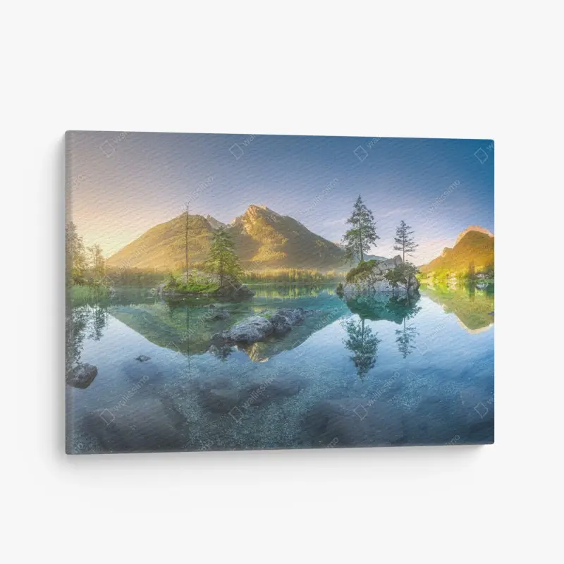 Leinwandbild alpensee bei sonnenaufgang mit spiegelnder reflexion