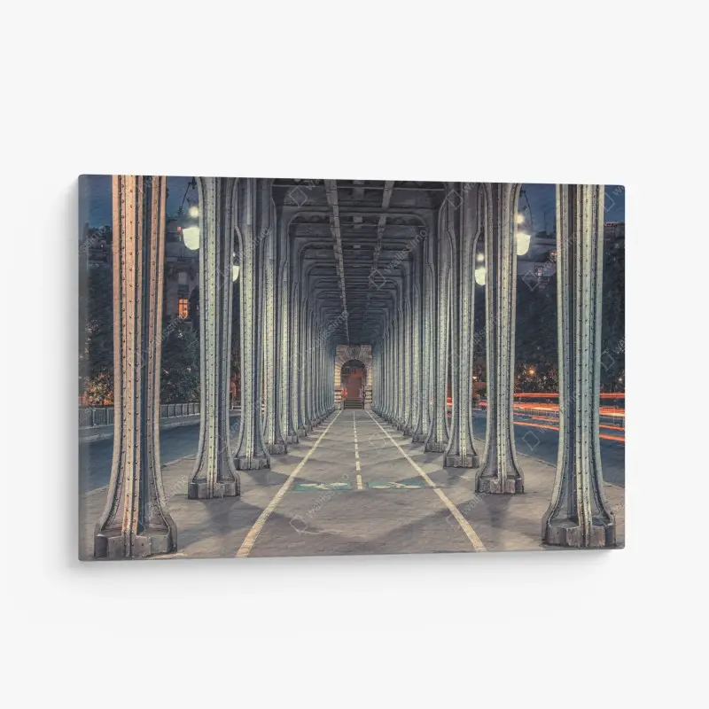 Leinwandbild symmetrischer stahlkorridor einer brücke bei nacht