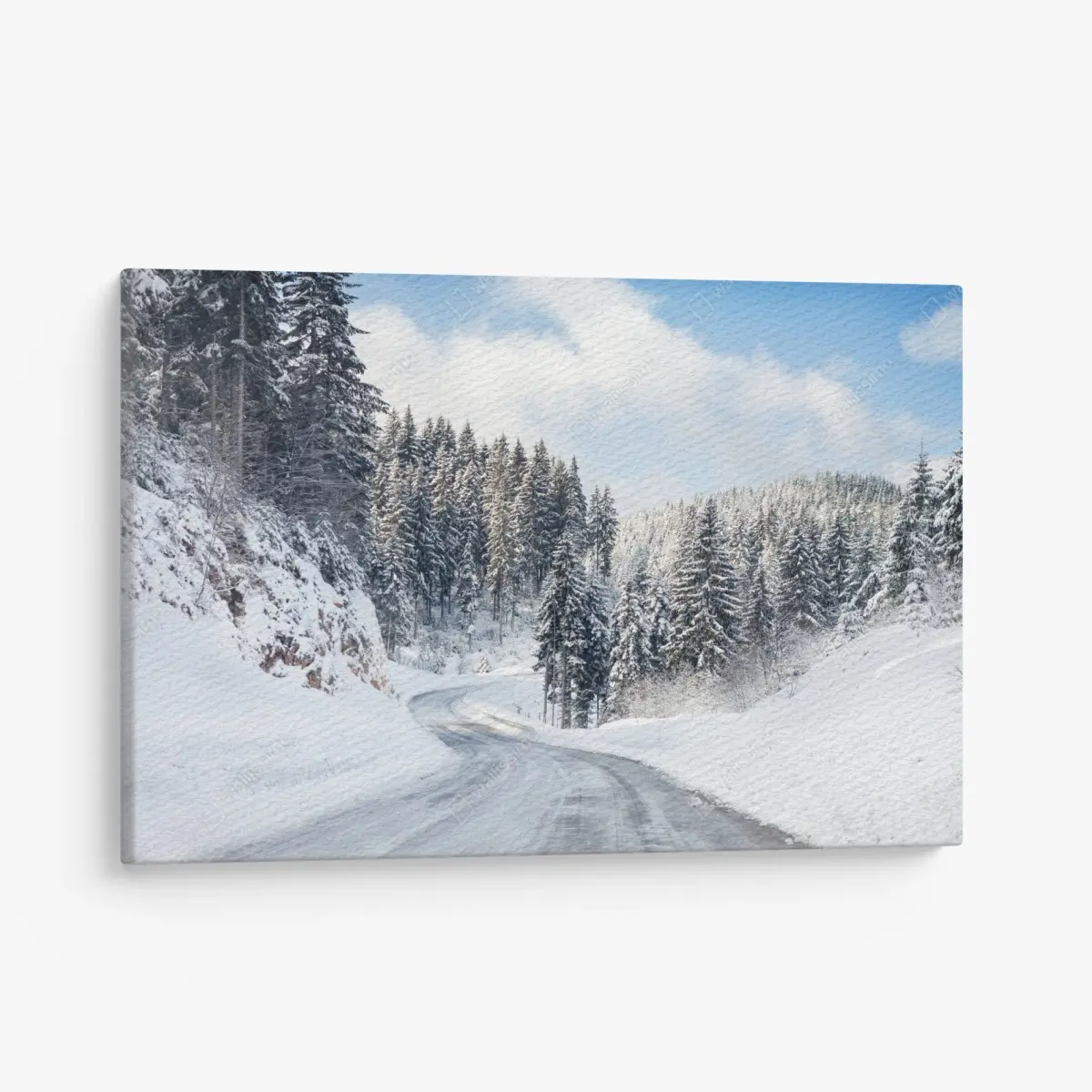Leinwandbild winterstraße durch verschneiten nadelwald – Pixers®