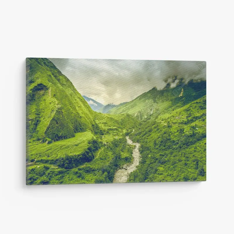 Leinwandbild üppiges grünes bergtal mit fluss