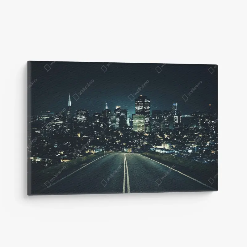 Leinwandbild straße zur beleuchteten stadtsilhouette bei nacht