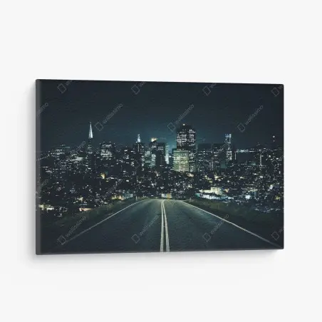 Leinwandbild straße zur beleuchteten stadtsilhouette bei nacht – Pixers®