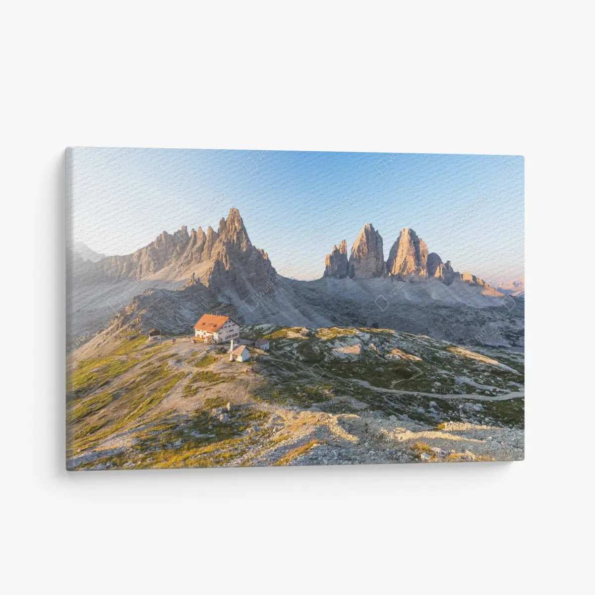 Leinwandbild sonnenbeschienene berghütte und alpine gipfel – Pixers®