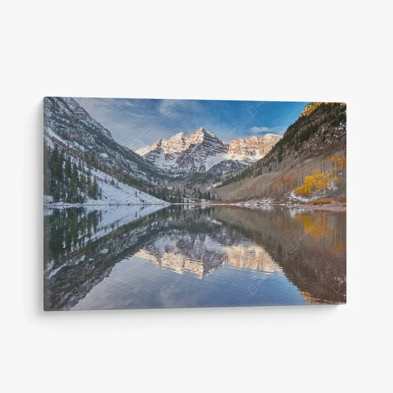 Leinwandbild ruhiger alpensee, der schneebedeckte gipfel und bunte herbstbäume spiegelt