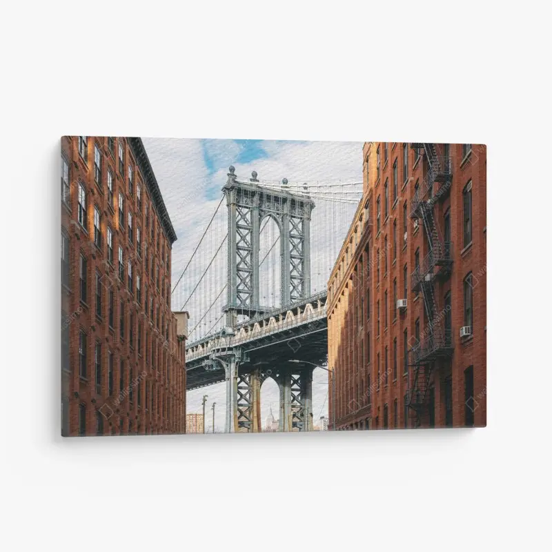 Leinwandbild Brooklyn brücke eingerahmt von backsteingebäuden