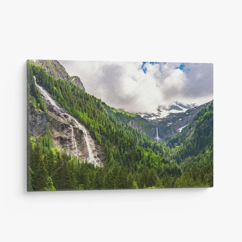 Leinwandbild nebelverhangener alpenwasserfall über grüner waldschlucht