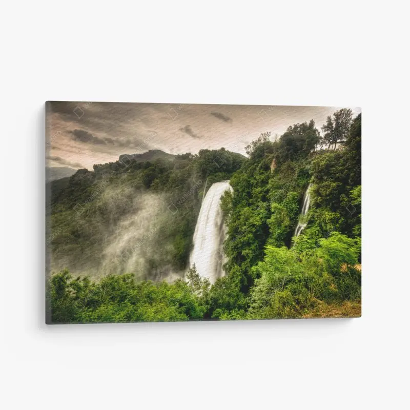 Leinwandbild Marmore wasserfall in Umbrien: neblige grüne landschaft