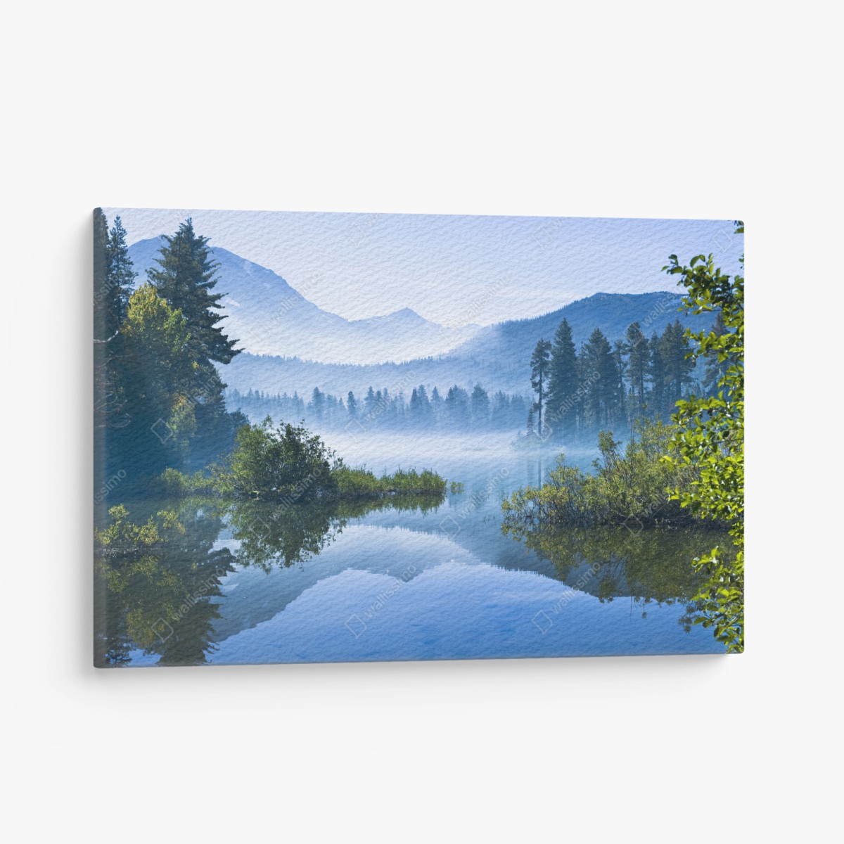 Leinwandbild nebliger bergsee mit spiegelnder oberfläche – Pixers®