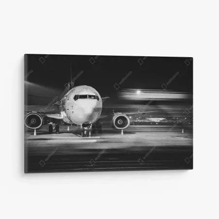 Leinwandbild monochromes jet auf dem rollfeld bei nacht – Pixers®