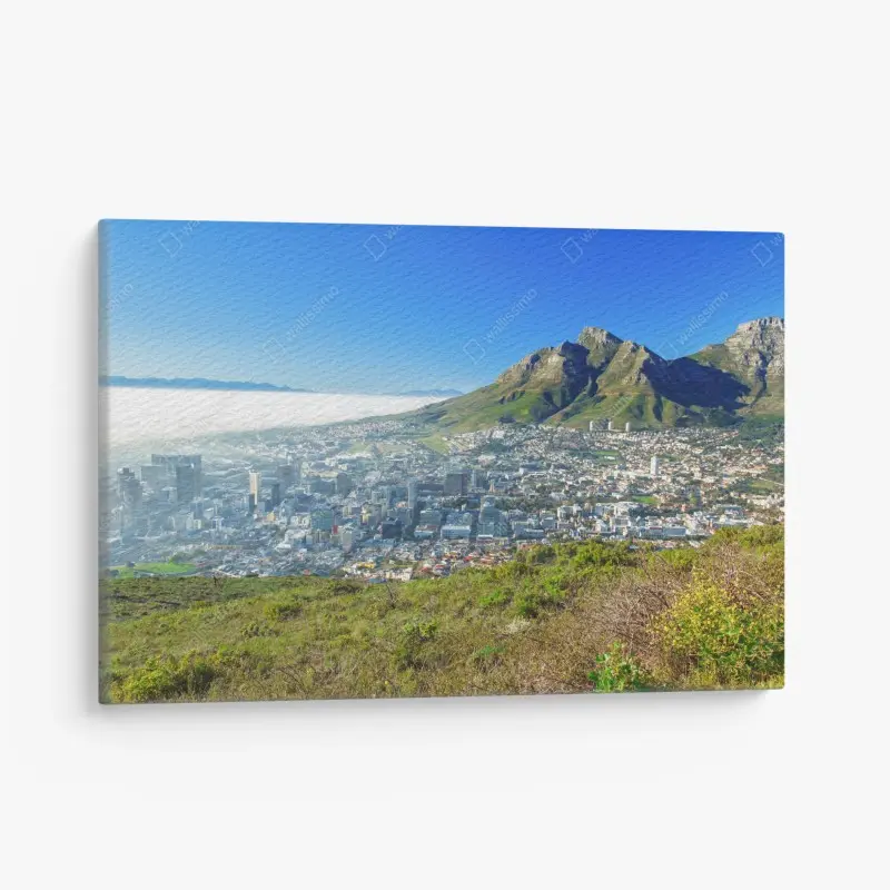 Leinwandbild stadtpanorama mit bergen und blauem himmel