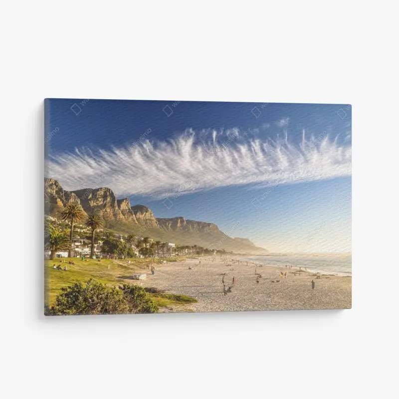 Leinwandbild sonnenstrand mit bergkulisse