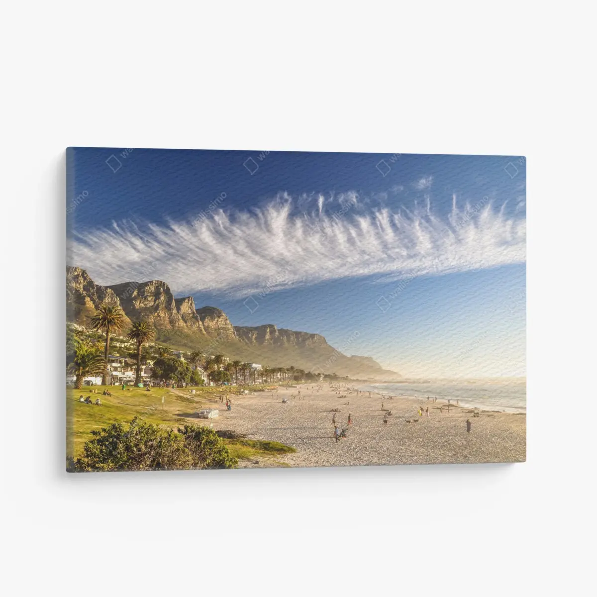 Leinwandbild sonnenstrand mit bergkulisse – Pixers®