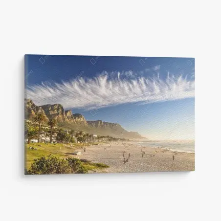 Leinwandbild sonnenstrand mit bergkulisse – Pixers®