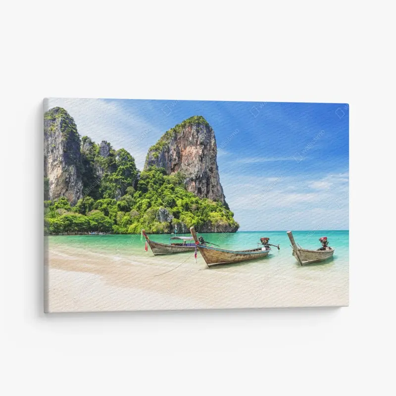 Leinwandbild ruhige longtail-boote am strand von Railay, Thailand