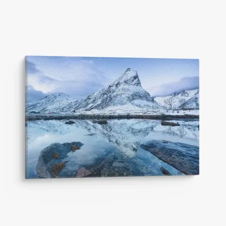 Leinwandbild schneebedeckter berg gespiegelt auf ruhigem wasser, Norwegen – Pixers®