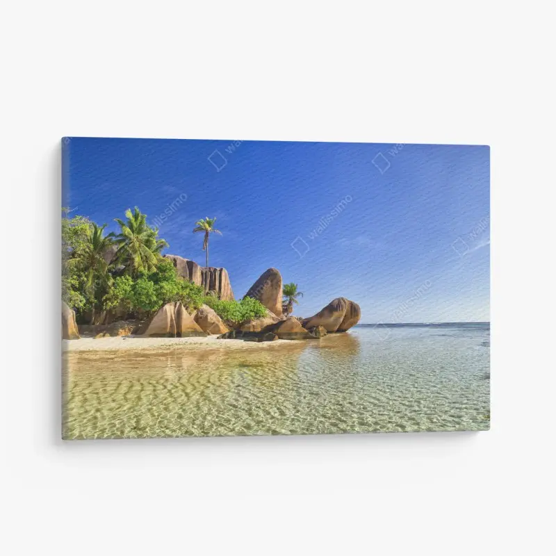 Leinwandbild tropischer strand mit granitfelsen und klarem wasser