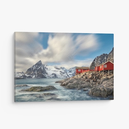 Leinwandbild rote hütten an verschneiten küstenbergen – Pixers®