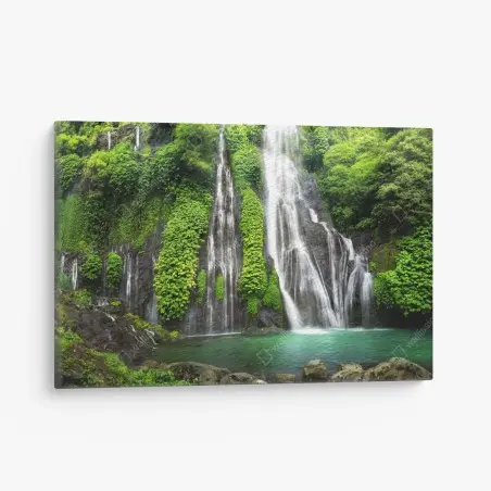 Leinwandbild ruhiger wasserfall im smaragdgrünen wald – Pixers®