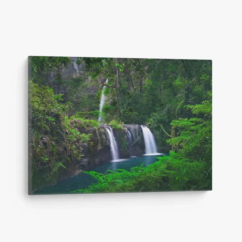 Leinwandbild beruhigender wasserfall im smaragdgrünen wald