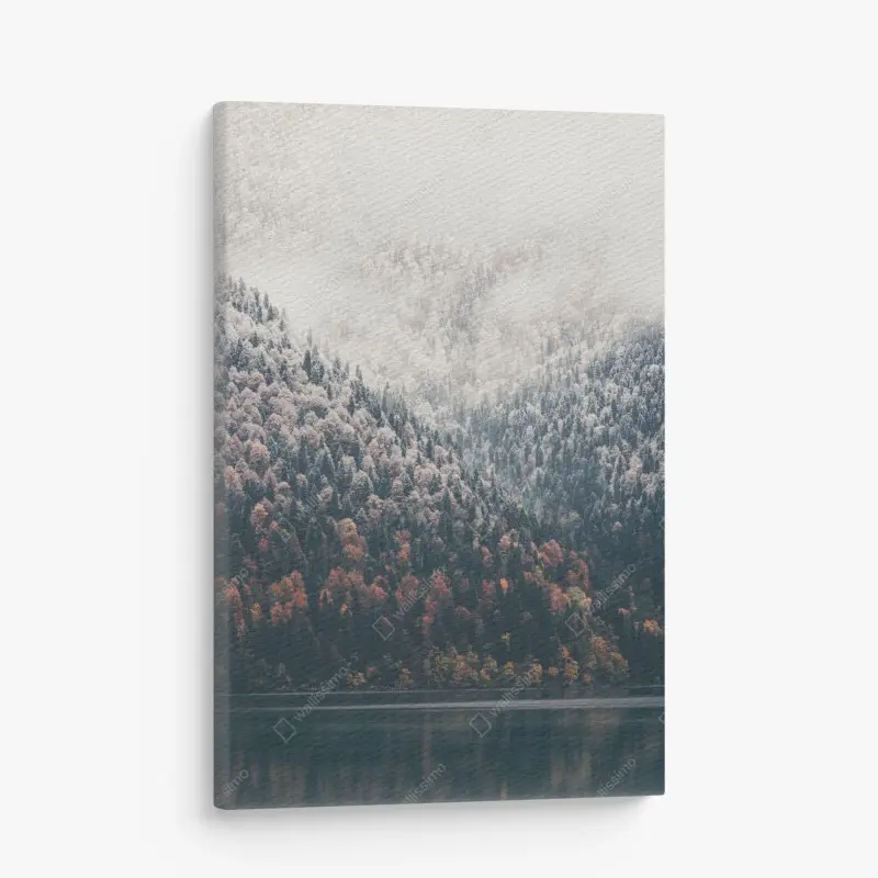 Leinwandbild herbstlicher nebel über bergwald