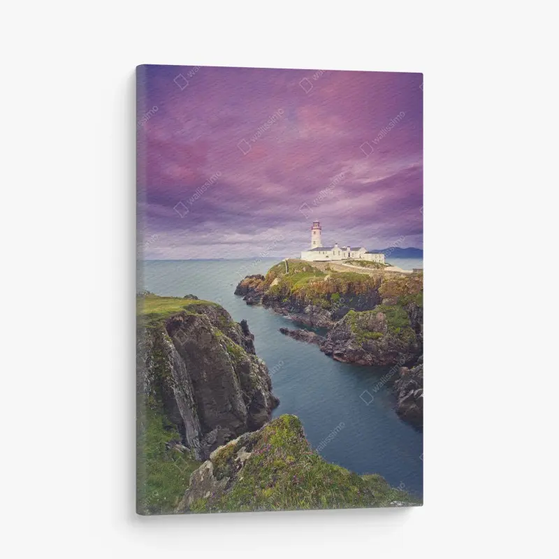 Leinwandbild lila leuchtturm an steiler küste