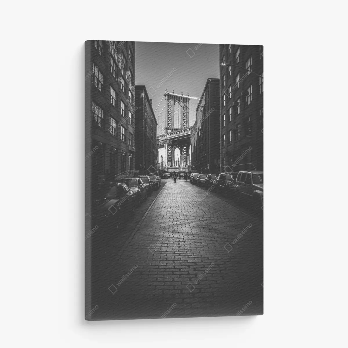 Leinwandbild Manhattan Bridge im rahmen einer gepflasterten straße – Pixers®