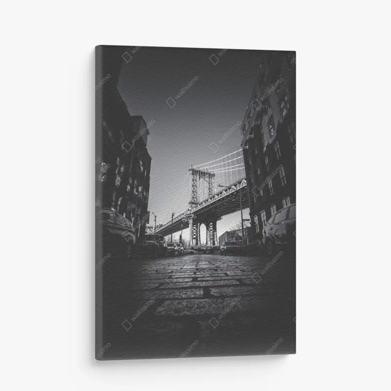 Leinwandbild Manhattan brücke perspektive über kopfsteinpflaster