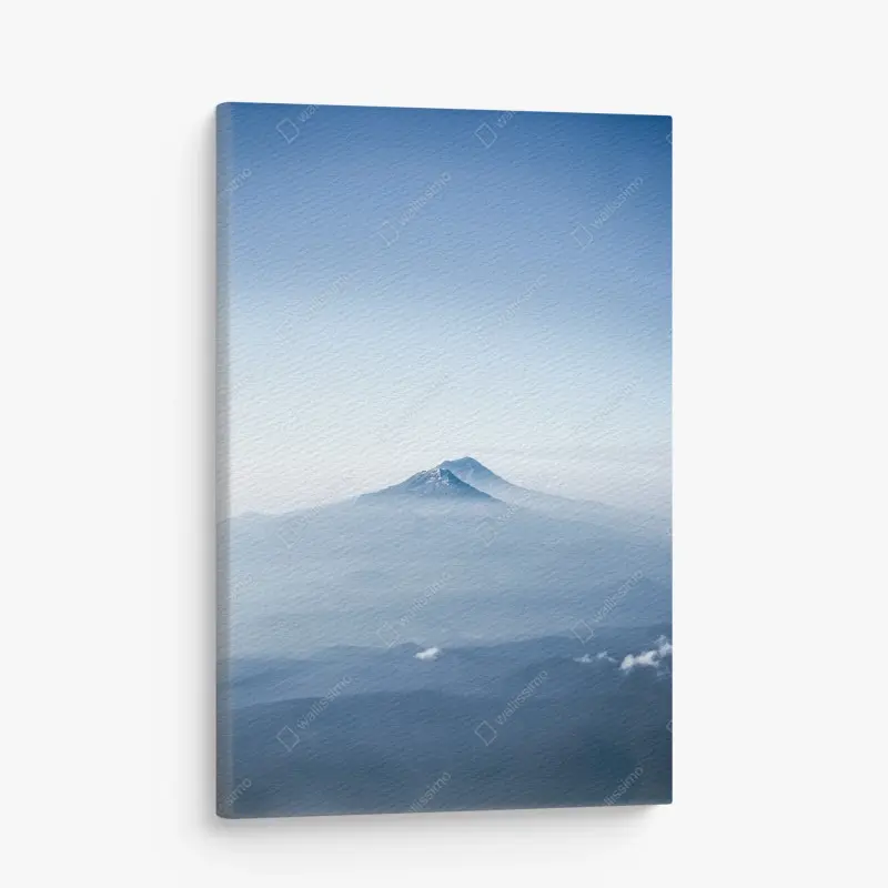 Leinwandbild neblige blaue berggipfel