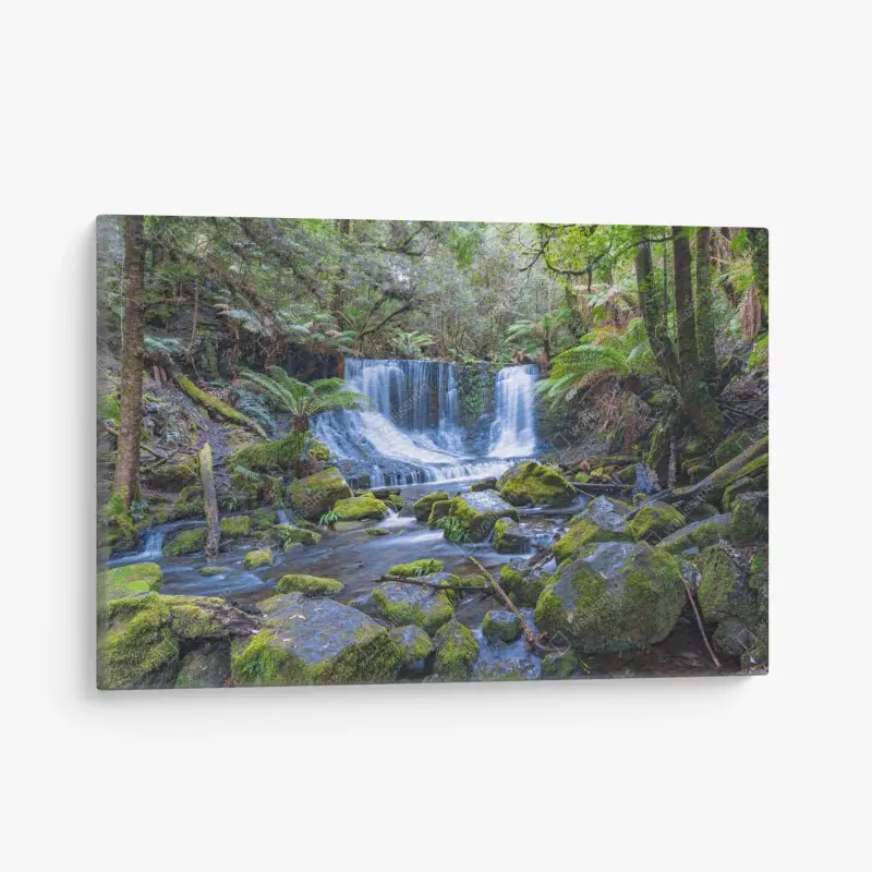 Leinwandbild friedlicher waldwasserfall
