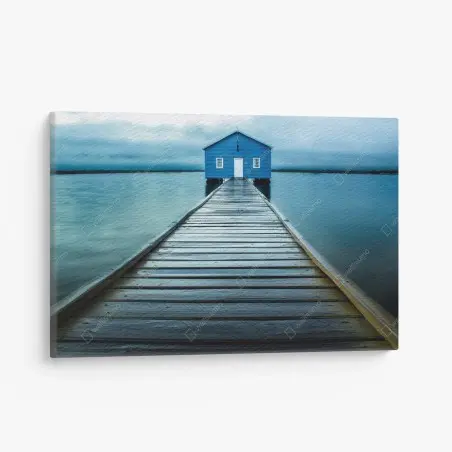 Leinwandbild blaues bootshaus am ende des stegs – Pixers®