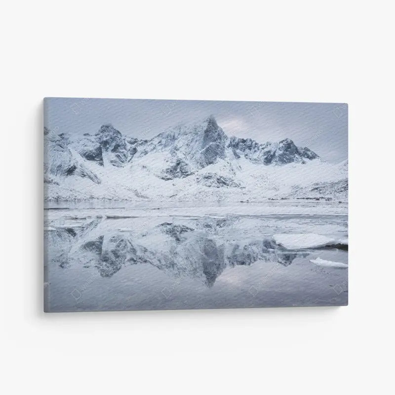 Leinwandbild verschneite bergspiegelung in Norwegen