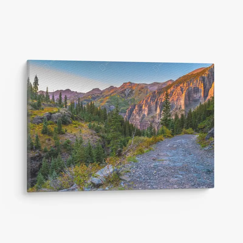Leinwandbild alpiner wanderweg im sonnenuntergang
