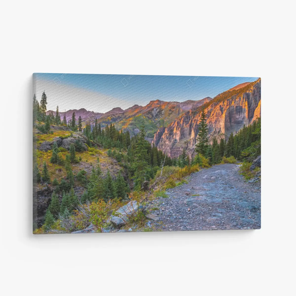 Leinwandbild alpiner wanderweg im sonnenuntergang – Pixers®