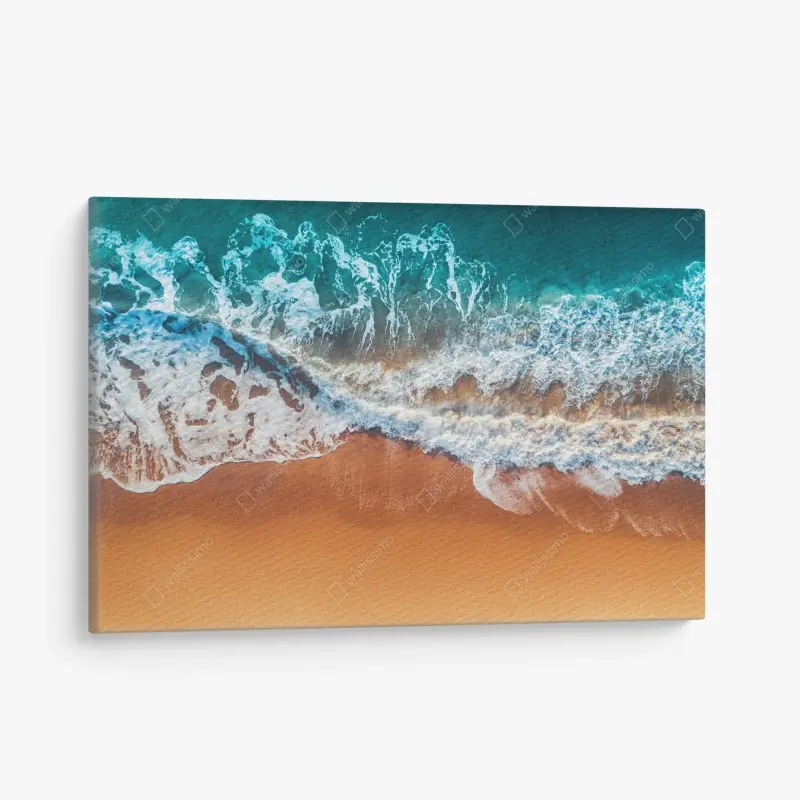 Leinwandbild luftaufnahme türkisfarbener wellen an einem sandstrand