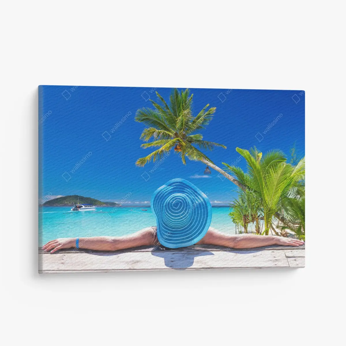 Leinwandbild tropischer strand mit blauem sonnenhut – Pixers®