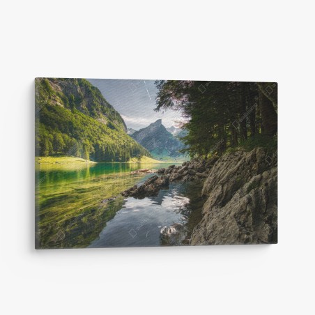 Leinwandbild ruhiger bergsee mit spiegelungen im wald – Pixers®