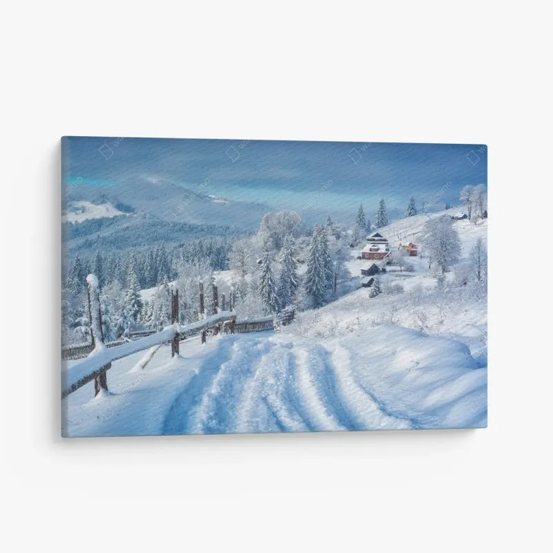 Leinwandbild winterweg zum alpendorf