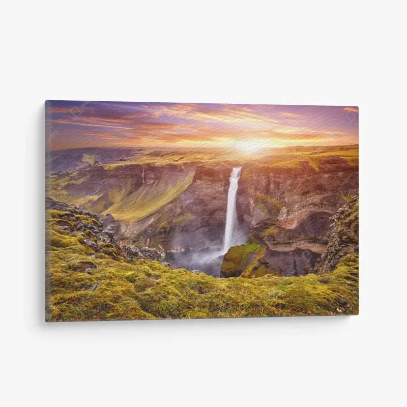 Leinwandbild Haifoss wasserfall bei sonnenuntergang