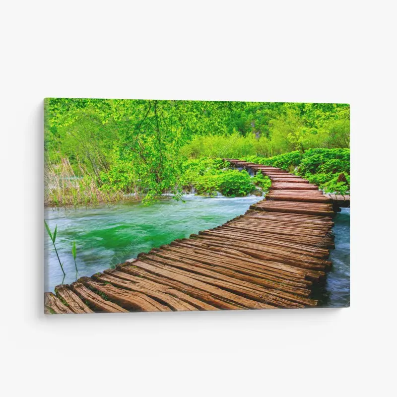 Leinwandbild ruhiger grüner steg über dem fluss