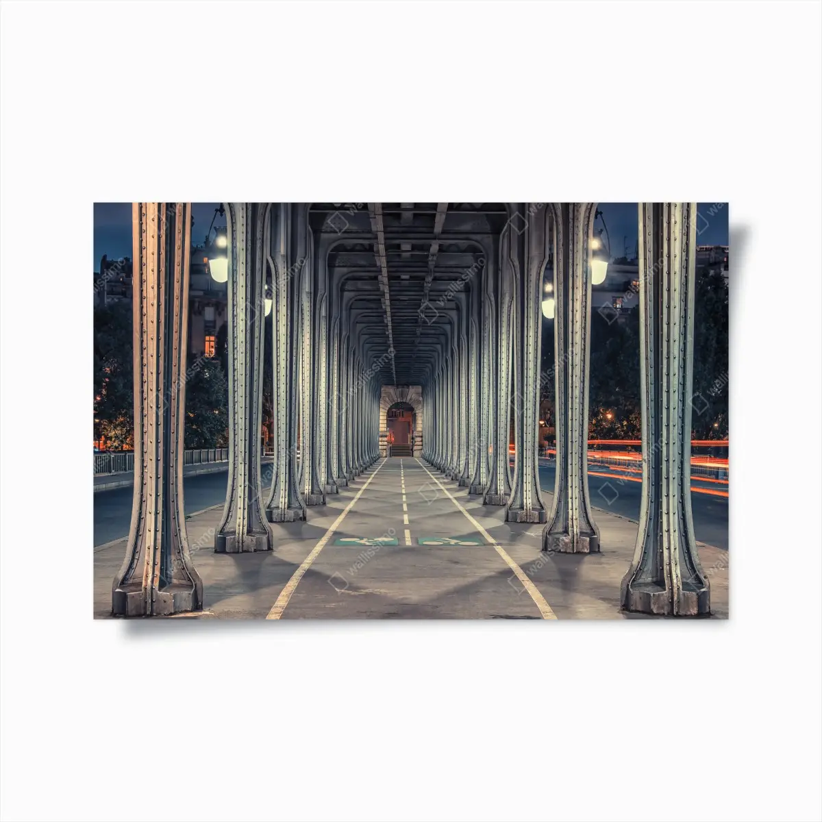 Poster symmetrischer stahlkorridor einer brücke bei nacht – Pixers®
