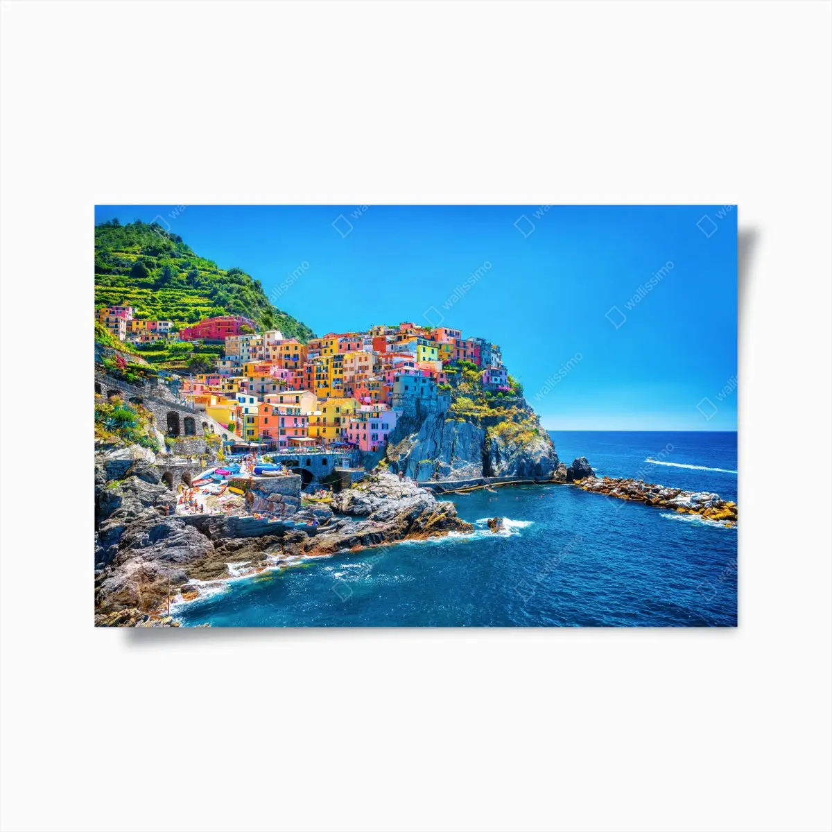 Poster farbenfrohes dorf am klippenmeer – Pixers®