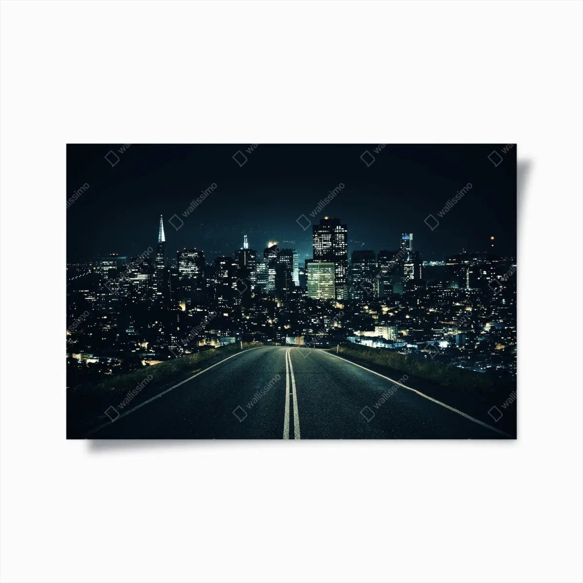 Poster straße zur beleuchteten stadtsilhouette bei nacht – Pixers®