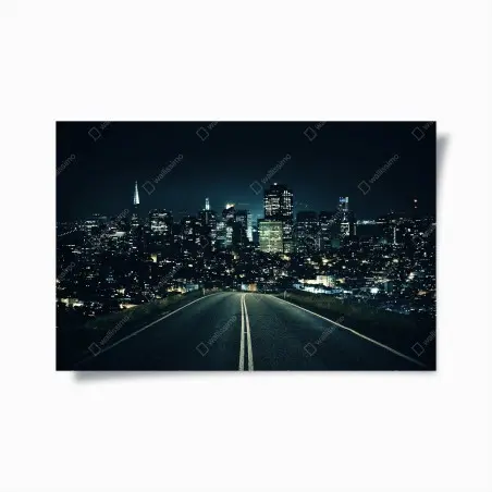 Poster straße zur beleuchteten stadtsilhouette bei nacht – Pixers®