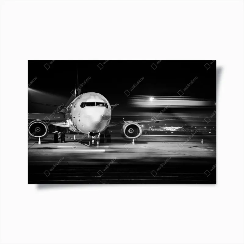 Poster monochromes jet auf dem rollfeld bei nacht