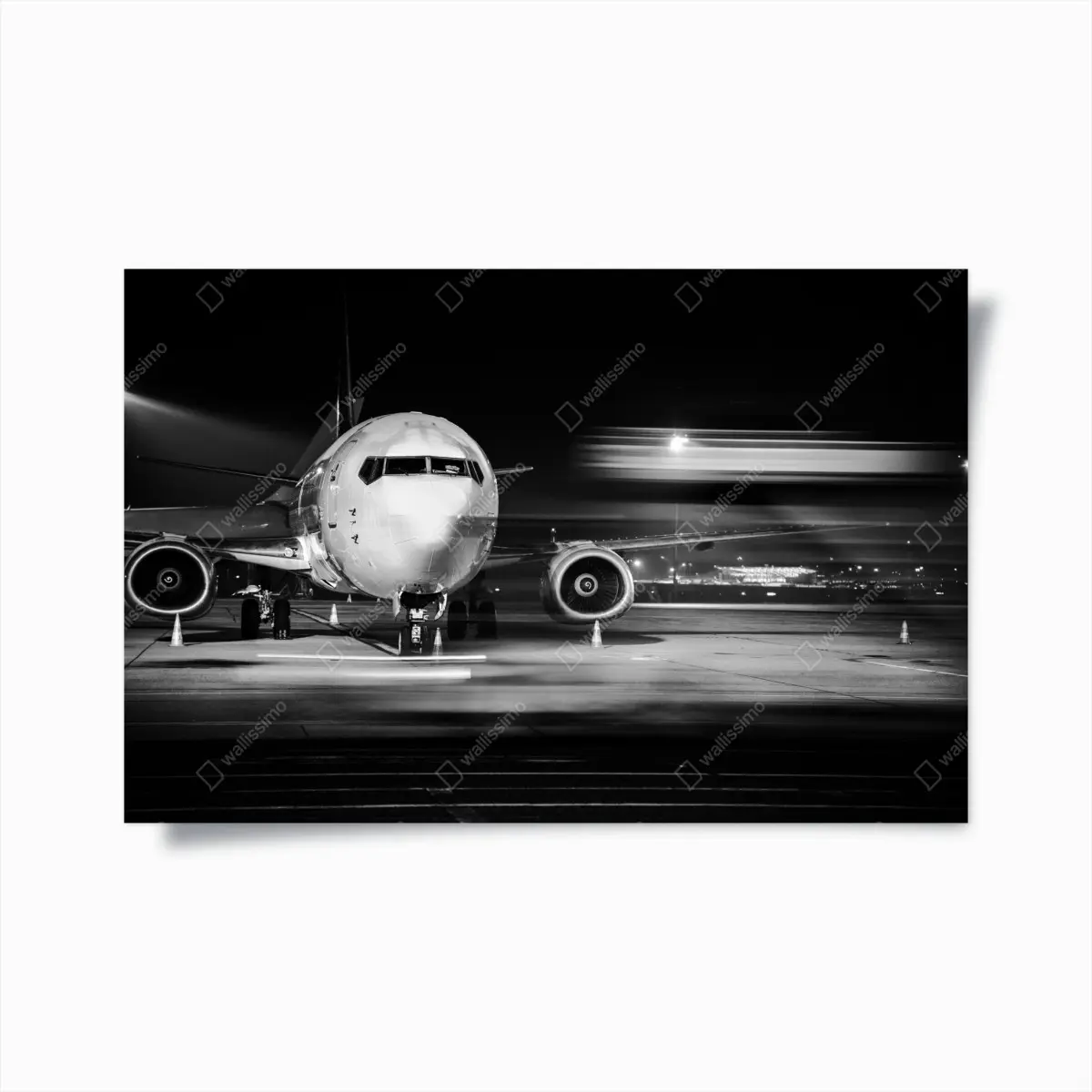 Poster monochromes jet auf dem rollfeld bei nacht – Pixers®