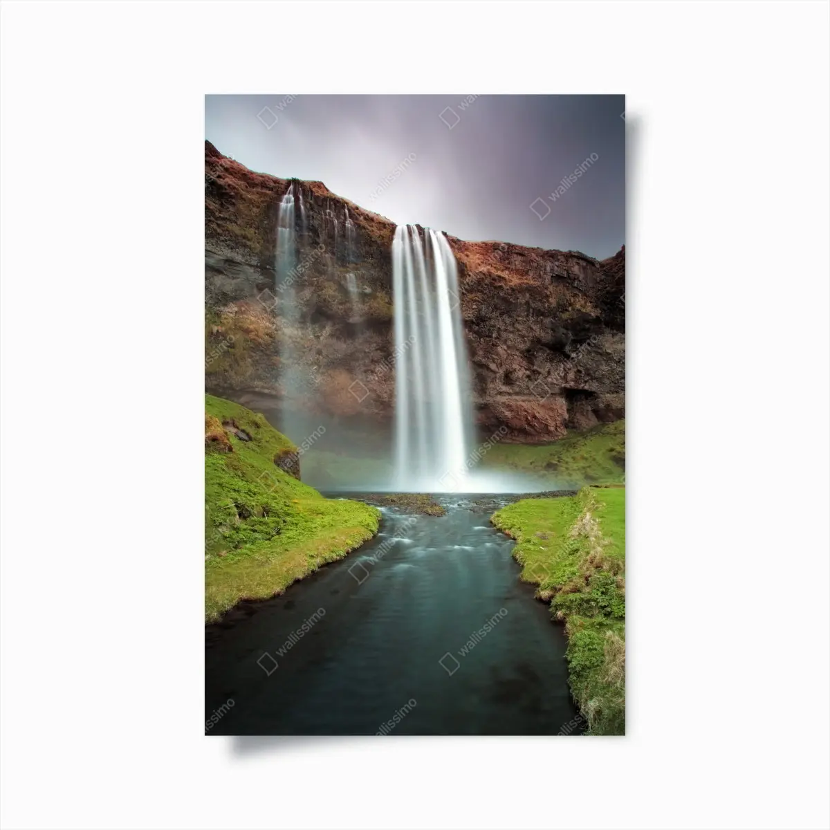 Poster nebeliger wasserfall im üppigen tal – Pixers®
