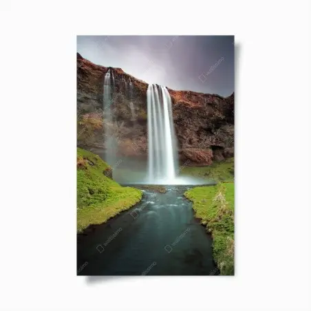 Poster nebeliger wasserfall im üppigen tal – Pixers®