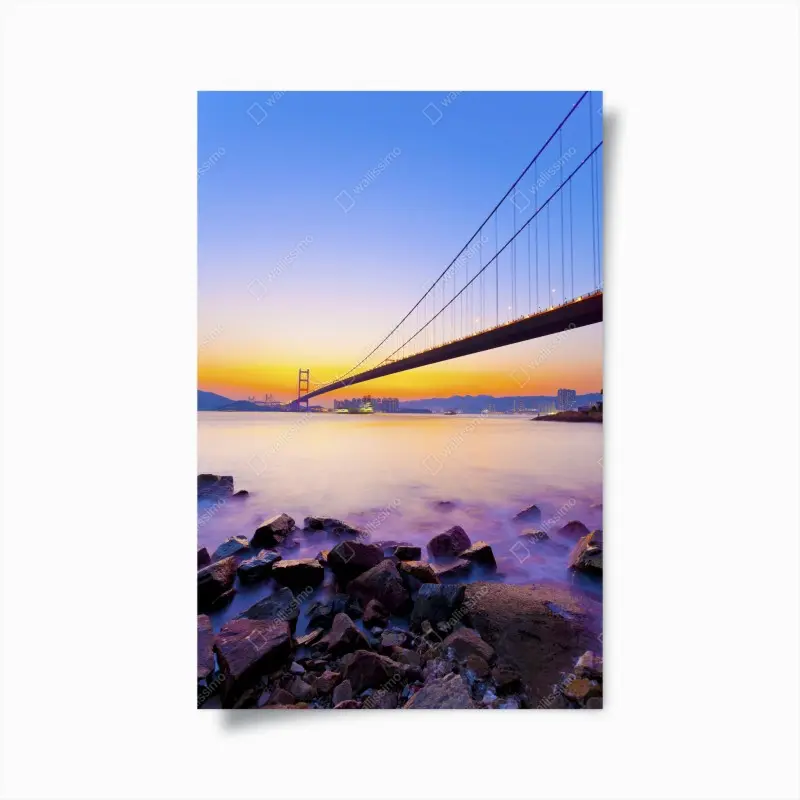 Poster goldener sonnenuntergang über hängebrücke