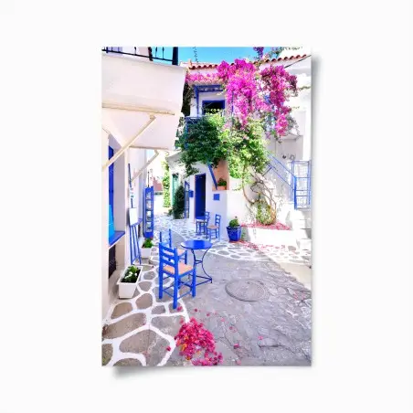 Poster sonnige gasse mit blauen stühlen – Pixers®