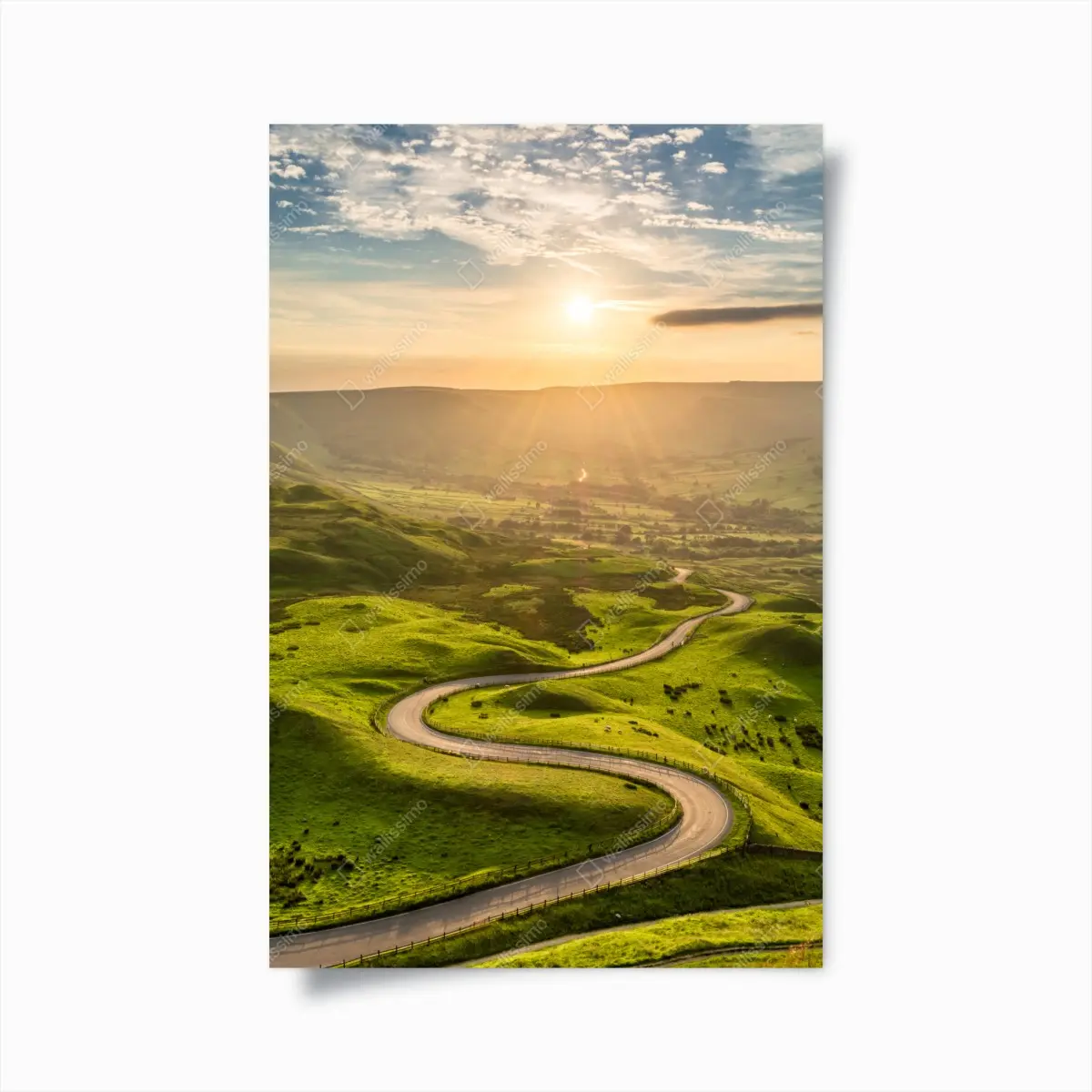 Poster goldener sonnenuntergang über einer geschwungenen landstraße – Pixers®